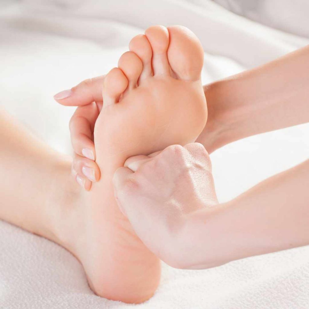 Professionel massage af fodsål for at lindre spændinger og forbedre blodcirkulationen.