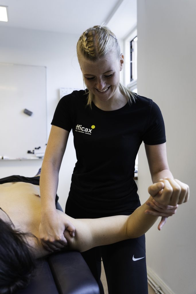 Behandling af smerter i højre arm og skulder med manuel terapi.