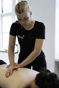 Behandling af ondt i ryggen hos Efficax – terapeut giver manuel behandling til klientens ryg.