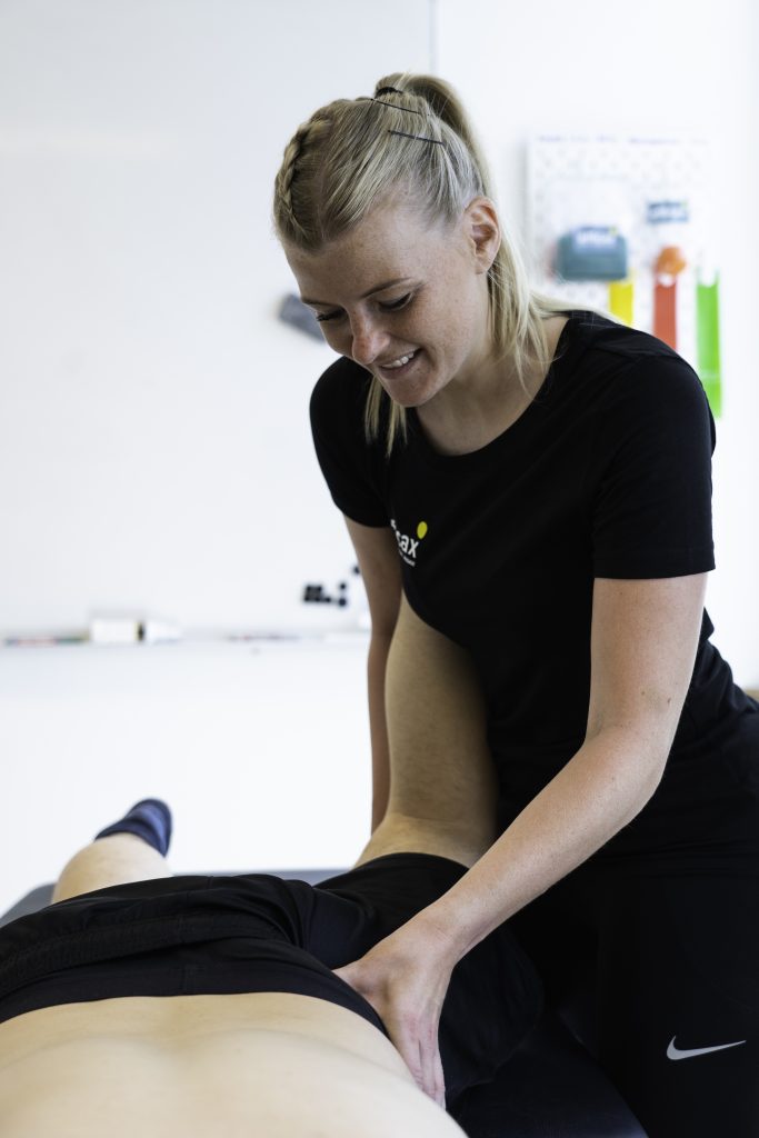 Efficax-osteopat behandler klient med ondt i ballen på klinik i Vanløse.